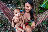 Frau mit ihrem Baby Yagua-Indianer leben ein traditionelles Leben in der Nähe der amazonischen Stadt Iquitos, Peru