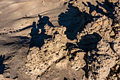 Verschnörkelte Schatten der fantastisch erodierten Sandsteinformationen in der Fantasy Canyon Recreation Site bei Vernal, Utah