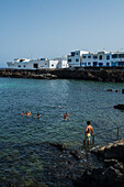 Beliebte natürliche Pools in Punta Mujeres, einem Dorf in der Gemeinde Haria, Lanzarote, Spanien