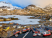 Luftaufnahme der Landschaft und schöner Panoramablick über den See Sørvågvatnet und das Fischerdorf Sørvågen an der Küste der Norwegischen See auf der Insel Moskenesøy, Lofoten, Norwegen