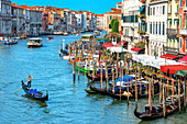 Vaporettos Gondeln, mit Touristen, auf dem Canal Grande, neben der Fondamenta del Vin, Venedig, UNESCO, Veneto, Italien, Europa
