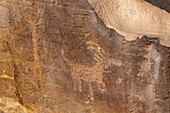 Stilisiertes Dickhornschaf und anthropomorphe Figur auf einer prähispanischen indianischen Felskunsttafel im Nine Mile Canyon in Utah