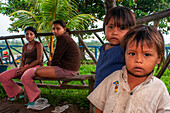 Einheimische Kinder im Flussdorf Timicuro I. Iqutios am peruanischen Amazonas, Loreto, Peru
