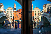 Rialto-Brücke. Gondeln mit Touristen auf dem Canal Grande, neben der Fonda