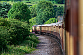 Grüne Landschaft im Luxuszug Belmond British Pullman auf der Strecke zwischen Folkestone und dem Londoner Bahnhof Victoria