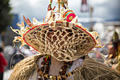 Der Karneval der "Negros y Blancos" in Pasto, Kolumbien, ist ein lebhaftes kulturelles Spektakel, das sich mit einem Übermaß an Farben, Energie und traditionellem Eifer entfaltet