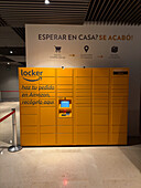 Amazon-Schrank im Einkaufszentrum Aragonia, Zaragoza, Spanien