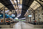 Lobby des modernistischen Bahnhofs Barcelona France - Weitwinkel-Innenansicht des Estacio de Franca - "France Station", eines großen Bahnhofs in Barcelona, Spanien