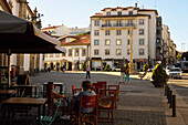 Ein Paar auf der Terrasse eines Restaurants an der Praça da Sé in Bragança, Portugal