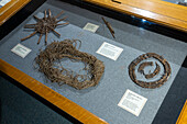 Prähispanische indianische Artefakte aus Fasern und Körben im USU Eastern Prehistoric Museum in Price, Utah