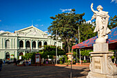 Freiheitsdenkmal im Libertad-Park und Nationaltheater von Santa Ana, erbaut in den frühen 1900er Jahren, Departement Santa Ana, El Salvador, Mittelamerika
