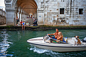 Die Seufzerbrücke Ponte dei Sospiri über den Rio di Palazzo della Paglia, Venedig, Italien. Ponte della Paglia, historische Brücke und herzoglicher Palast in Venedig
