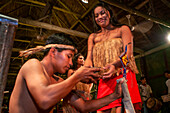 Yagua-Stamm in der Nähe von Iquitos, Amazonien, Peru. Yaguas aus dem Dorf Indiana führen vor, wie Masato, ein alkoholisches Getränk, das durch die Fermentierung von Kau- und Maniokwurzeln hergestellt wird, produziert wird