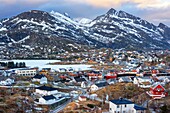 Luftbildlandschaft und schöner Panoramablick über den See Sørvågvatnet und das Fischerdorf Sørvågen an der Küste der Norwegischen See auf der Insel Moskenesøy, Lofoten, Norwegen