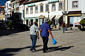 Zwei Männer beim Spaziergang in der Nähe der Praça da Sé in Bragança, Portugal