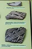 Verschiedene Muster auf prähispanischer indianischer Keramik im USU Eastern Prehistoric Museum in Price, Utah