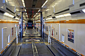 Der Tunnel sous la Manche: An Bord eines Eurotunnel-Pendelzugs für hohe Fahrzeuge nach England, Großbritannien, am Terminal von Calais, an der Nordküste Frankreichs