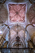Zentraler Teil des Daches der romanisch-gotischen Kathedrale von Siguenza, Spanien, die während des Bürgerkriegs 1936 schwer beschädigt wurde