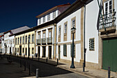 Eine Straße in der Altstadt von Bragança, Portugal