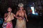 Feuertänze, Yagua-Indianer leben ein traditionelles Leben in der Nähe der Amazonasstadt Iquitos, Peru