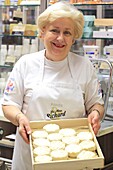 Frankreich, Rhone, Lyon, Halles de Lyon Paul Bocuse, Renee Richard (Tochter), Käser mit seiner Spezialität: Saint Marcellin, die eine besondere Reifung von 30 Tagen erfahren haben