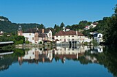 Frankreich, Doubs, Loue-Tal, das Gebiet der Staustufe zu Ornans das Staugebiet in Ornans spiegelt sich im Fluss