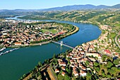 Frankreich, Isere, Les Roches de Condrieu, Brücke Die Rhone, Condrieu im Vordergrund (Luftaufnahme)