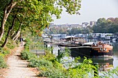 France, Hauts de Seine, Puteaux, Puteaux Island, houseboats along the Seine, towpath