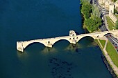 Frankreich, Vaucluse, Avignon, die Brücke Saint Benezet (XII) über die Rhone, von der UNESCO zum Weltkulturerbe erklärt (Luftaufnahme)