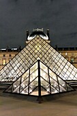 Frankreich, Paris, UNESCO-Weltkulturerbe, die Pyramide des Louvre des Architekten Ieoh Ming Pei und die Fassade des Richelieu-Pavillons im Hof von Napoleon