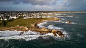 Frankreich, Finistère, Lesconil, die Küste, die Felsen von Karreck Creiz und der Hafen im Winter (Luftaufnahme)