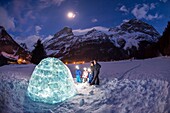 Frankreich, Savoie, Massif de la Vanoise, Pralognan La Vanoise, Nationalpark, Iglubau mit der Familie, Vollmondnacht und Spitze des Grand Marchet