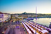 Frankreich, Bouches du Rhone, Marseille, der alte Hafen, die Ombre, der Weihnachtsmarkt, die Basilika Notre Dame (Luftaufnahme)