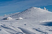 Frankreich, Haute Savoie, massive Bauges, oberhalb von Annecy an der Grenze zur Savoie, das Semnoz-Plateau außergewöhnlicher Aussichtspunkt auf die Alpen des Nordens, Bauernhof von alpage unter dem Schnee und crêt de l'Aigle