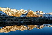Frankreich, Hautes Alpes, Nationalpark Ecrins, Tal von Valgaudemar, La Chapelle en Valgaudémar, Spiegelung des Bans (3669m) und rechts der Gipfel Jocelme (3458m) auf dem See Lauzon (2008m)