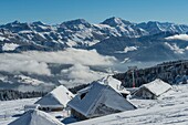 Frankreich, Haute Savoie, massive Bauges, oberhalb von Annecy an der Grenze zur Savoie, das Plateau Semnoz außergewöhnlicher Aussichtspunkt auf die Nordalpen, die Chalets von Leschaux und der Sessellift des Panoramas