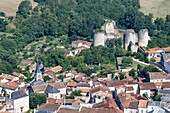 Frankreich, Vienne, Gencay, das Dorf und die Burgruine (Luftaufnahme)