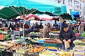 Frankreich, Dordogne, Perigord, Perigueux, Markt, Verkäufer von Obst und Gemüse