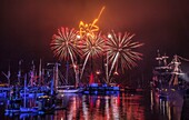 Frankreich, Finistere, Douarnenez, Festival Maritime Temps Fête, Feuerwerk am Hafen von Rosmeur