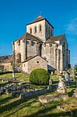 Frankreich, Haute Vienne, le Chalard, die Kirche von Assomption und der Friedhof der Mönche