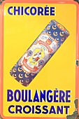Frankreich, Nord, Orchies, Chicorée-Museum Leroux, emaillierter Teller für Chicorée Boulangere Croissant