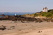 Frankreich, Finistere, Locquirec, Pointe du chateau vom Strand Pors ar Villiec aus