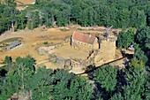 Frankreich, Yonne, Treigny, Schloss von Guedelon, mittelalterliche Bauarbeiten (Luftaufnahme)