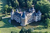 Frankreich, Indre, Vendoeuvres, Schloss Lancosme umgeben von seinem Wassergraben (Luftaufnahme)