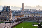 Frankreich, Paris, Tuileriengarten, ein Flügel des Louvre und der Montparnasse-Turm