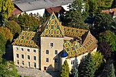Frankreich, Cote d'Or, Burgundische Klimazonen, die von der UNESCO zum Weltkulturerbe erklärt wurden, Santenay, das Schloss mit seinem farbigen und glasierten Ziegeldach (Luftaufnahme)