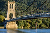 Frankreich, Ardeche, La Voulte sur Rhone, Hängebrücke über die Rhone