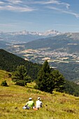 Frankreich, Isere, Valbonnais, Wanderer oberhalb des Dorfes auf dem Kamm der Côte Belle