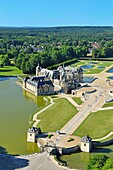 Frankreich, Oise, Chateau de Chantilly, von Le Notre entworfener formaler Garten (Luftaufnahme)