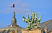 Frankreich, Paris, Gebiet, das von der UNESCO zum Weltkulturerbe erklärt wurde, Kupferquadriga von Georges Recipon auf dem Dach des Grand Palais, allegorisches Kunstwerk, das die über die Zwietracht triumphierende Harmonie darstellt